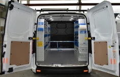 01_Allestimento Syncro su Ford Custom con mobili sulle pareti laterali