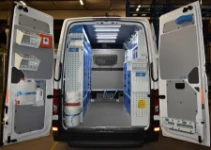 01_Crafter VW per la manutenzione di immobili con arredi su entrambe le pareti e accessori