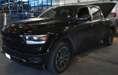 01_Il "monumentale" Dodge Ram all'interno dell'officina di allestimento Syncro