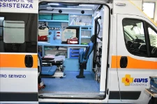 01_L’interno dell’ambulanza con allestimento completato da Syncro System 