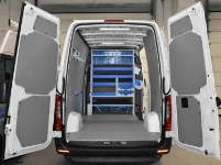 01_Mercedes Sprinter con allestimento su paratia di fondo e accessori di bloccaggio