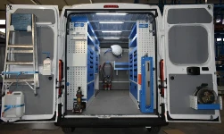 01_Officina mobile Opel Movano 2022 con accessori di bloccaggio Syncro 