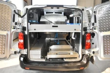 01_Peugeot Expert allestito da Syncro con doppio pianale per trasporto cofani funebri