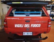 01_Pick up coperto con portellone apribile e ribalta, attrezzato da Syncro System per vigili del fuoco 
