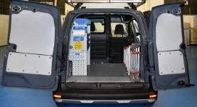 01_Renault Kangoo con allestimento sul lato sinistro