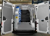 01_Volkswagen Crafter con ripiani di scaffalatura e accessori per cartongessista