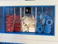 02_Cassetto trasparente diviso in tre parti identiche con divisori metallici 