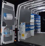 02_Crafter con scaffalature e banco di lavoro in legno per officina fabbrile