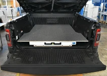 02_La slitta estraibile con piano in legno marmato su Dodge Ram