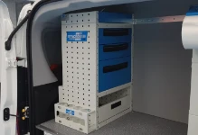 02_Lato sinistro Doblò con cassetti metallici e ripiani, aperti e con antina