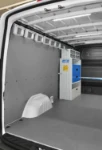 02_Parete sinistra di Sprinter Mercedes con ganci spostabili e regolabili e mobile per furgoni