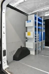 02_Parete sinistra di Transit con mobile con contenitori e accessori Syncro per furgone