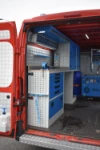 02_Parete sinistra di veicolo commerciale con banco di lavoro e ripiani aperti e chiusi 
