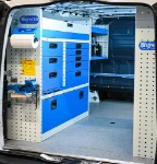 02_Parete sinistra di Vito con cassetti, ripiani e portamorsa estraibile 