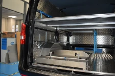 02_Parete sinistra furgone per onoranze funebri con slitta portacofano