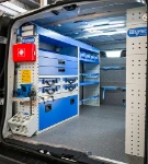 02_Parete sinistra Trafic con portamorsa estraibile, cassetti, scaffali, contenitori estraibili 