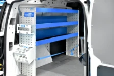 02_Ripiani di scaffalatura e vano a terra con cinghia su Caddy furgone per elettricista