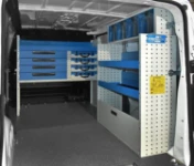 02_Vivaro per elettricista con parete sinistra sgombra e ripiani a destra