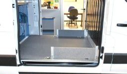 03_Bordi in legno per contenimento su furgone per trasporto bevande