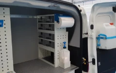 03_Contenitori trasparenti estraibili sul lato destro di Doblò e accessori pulizia