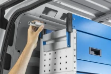 03_Grondaia per oggetti allungati su furgone allestito da Syncro 