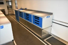 03_Lato destro bilico attrezzato da Syncro con cassettiere e ripiani di lavoro