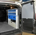 03_Parete destra di Doblò Fiat attrezzata da Syncro con cassetti trasparenti basculanti 