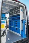 03_Parete destra di Sprinter con cassetti in metallo e trasparenti, scaffali configurabili e portamorsa