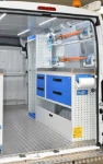 03_Parete destra Ducato con banco di lavoro e accessori di bloccaggio Syncro System