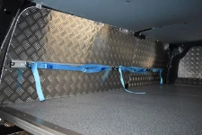 03_Parete sinistra furgone con barra, cinghia di bloccaggio e ganci 