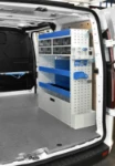 03_Ripiani di scaffalatura con divisori e tappetino antiscivolo Syncro su Ford Custom