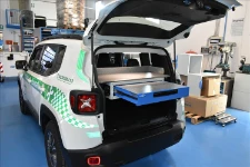 04_Cassetto con kit scrittoio aperto su Jeep per polizia locale