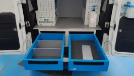 04_Cassetto sottopavimento estratto con divisori e tappetino antiscivolo