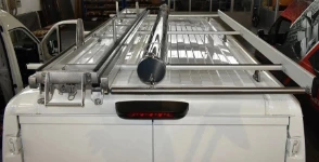 04_Movano Opel 2022 con portascala, portatubo cilindrico e rullo di caricamento posteriore