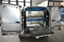 04_Slitta principale estratta da furgone con allestimento per agenzia funebre