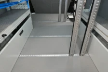 05_Dettaglio rotaie fresate Syncro per barre fermacarico su furgone Trafic