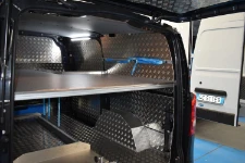 05_Parete destra furgone con barra e cinghia di bloccaggio 