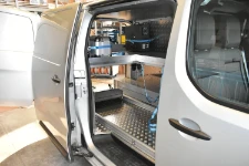 06_Accesso dal portellone laterale di Expert per cofani funebri 