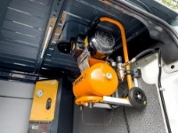 06_Compressore su staffe su paratia di fondo Fiat Ducato 