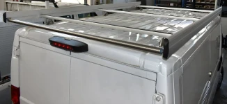 06_Rullo e spondine per bagagliera Syncro su furgone per frigorista
