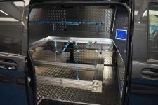 07_Accesso laterale furgone allestito per onoranze funebri con sistemi di bloccaggio Syncro