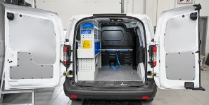 11_Courier L1 H1 per impiantistica con arredi concentrati sulla parete sinistra