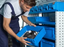 20_Contenitori Euronorm su scaffalatura per furgoni Syncro Ultra