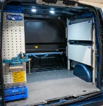 22_Custom parete destra con ripiani chiusi (2)