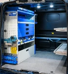 33_Parete sinistra di Custom con cassetti, contenitori, valigette, ripiani (2)