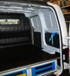 Allestimento con cassettiere sotto pianale.