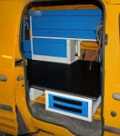 Allestimento Connect visto tramite la porta laterale.