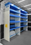 Allestimento interno del furgone con scaffalatura in acciaio
