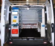 Allestimento Primastar con scaffali e cassetti trasparenti