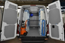 Allestimento Sprinter con scaffale e compressore sul lato sinistro